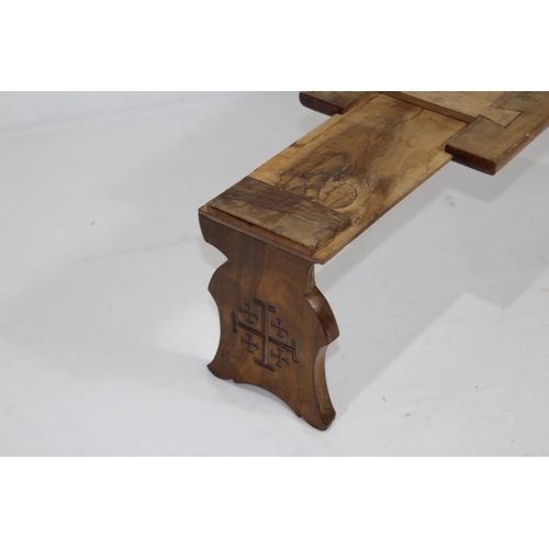 465 - VINTAGE OLIVE WOOD SLIDING BOOK SHELF AND PENCIL BOX
36 X 16 X 15CM