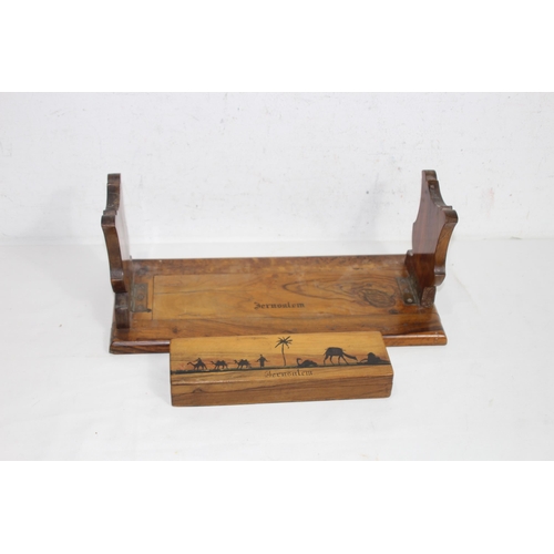 465 - VINTAGE OLIVE WOOD SLIDING BOOK SHELF AND PENCIL BOX
36 X 16 X 15CM