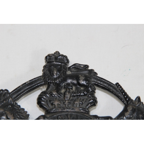 753 - CAST KINGS ARMS TRIVETT 1953