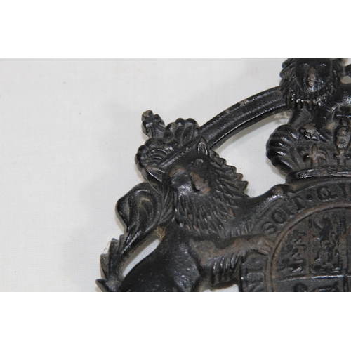 753 - CAST KINGS ARMS TRIVETT 1953