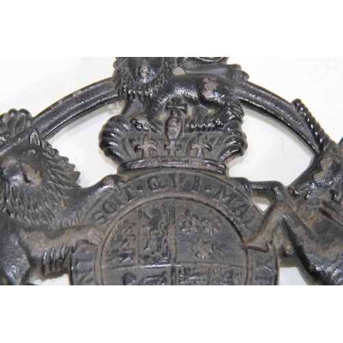 753 - CAST KINGS ARMS TRIVETT 1953