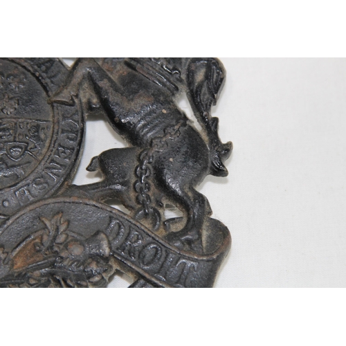 753 - CAST KINGS ARMS TRIVETT 1953