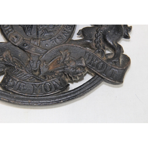 753 - CAST KINGS ARMS TRIVETT 1953