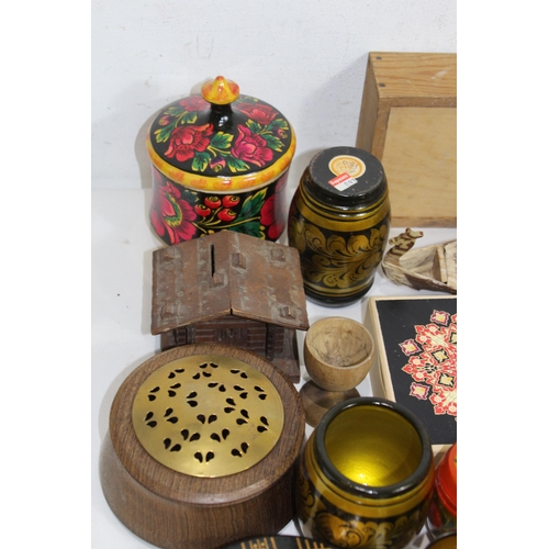 468 - QUANTITY OF TREEN