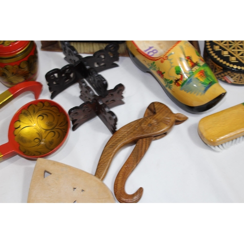 468 - QUANTITY OF TREEN
