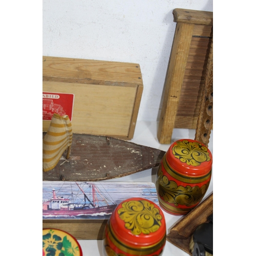 468 - QUANTITY OF TREEN