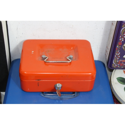 470 - QUANTITY OF VINTAGE TINS ETC