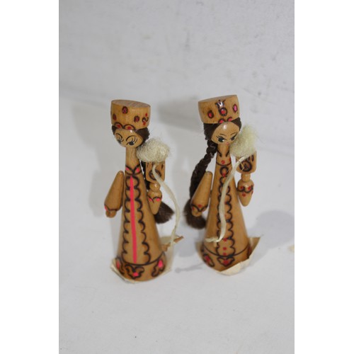 469 - QUANTITY OF WOODEN CARVED MOVING MODELS ETC 
15 X 14CM