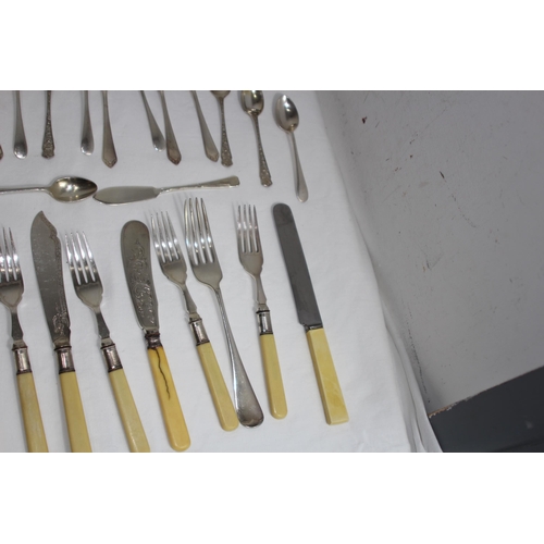 477 - QUANTITY OF CUTLERY