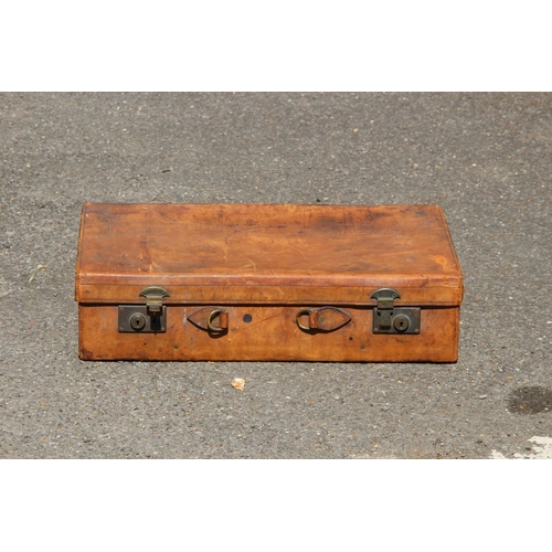 478 - QUALITY VINTAGE LEATHER CASE BY FINNIGANS OF MANCHESTER - HANDLE BROKEN
60 X 36 X 16CM