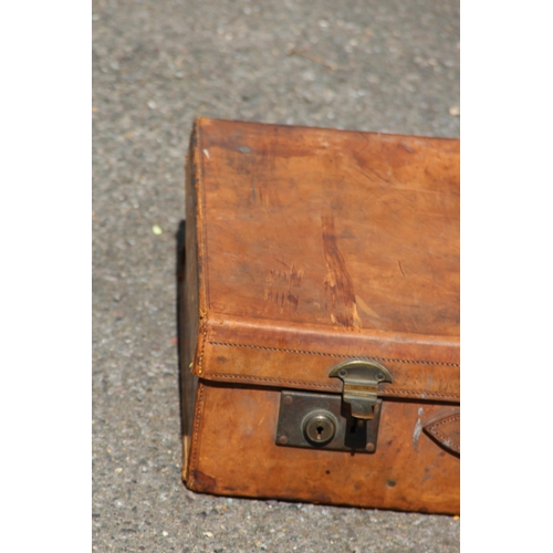 478 - QUALITY VINTAGE LEATHER CASE BY FINNIGANS OF MANCHESTER - HANDLE BROKEN
60 X 36 X 16CM