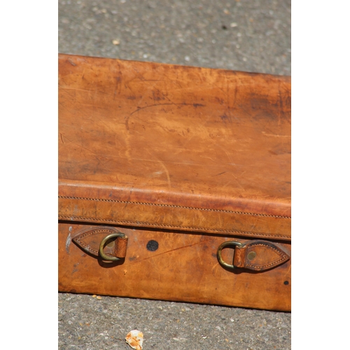 478 - QUALITY VINTAGE LEATHER CASE BY FINNIGANS OF MANCHESTER - HANDLE BROKEN
60 X 36 X 16CM