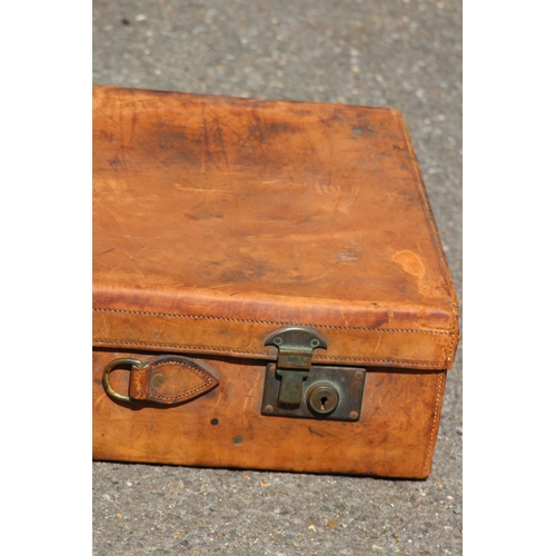 478 - QUALITY VINTAGE LEATHER CASE BY FINNIGANS OF MANCHESTER - HANDLE BROKEN
60 X 36 X 16CM