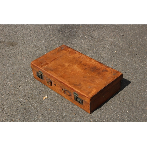478 - QUALITY VINTAGE LEATHER CASE BY FINNIGANS OF MANCHESTER - HANDLE BROKEN
60 X 36 X 16CM