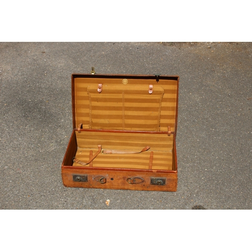 478 - QUALITY VINTAGE LEATHER CASE BY FINNIGANS OF MANCHESTER - HANDLE BROKEN
60 X 36 X 16CM
