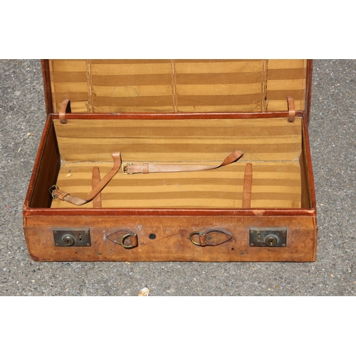478 - QUALITY VINTAGE LEATHER CASE BY FINNIGANS OF MANCHESTER - HANDLE BROKEN
60 X 36 X 16CM