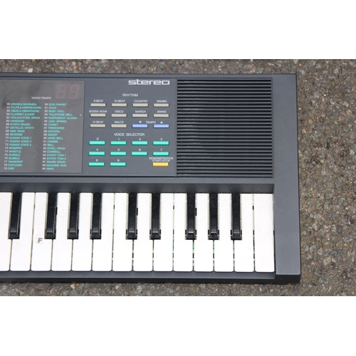 725 - QUANTITY OF MUSICAL INSTRUMENTS INCLUDING GUITAR, KEYBOARD AND HOHNER HARMONICA