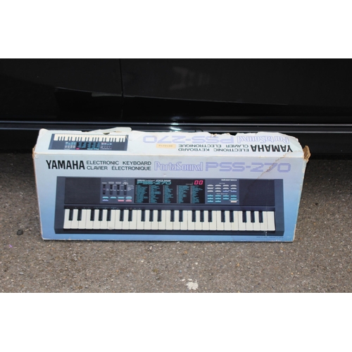 725 - QUANTITY OF MUSICAL INSTRUMENTS INCLUDING GUITAR, KEYBOARD AND HOHNER HARMONICA