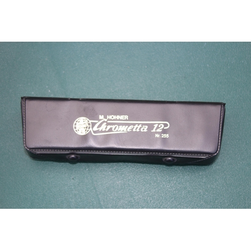 725 - QUANTITY OF MUSICAL INSTRUMENTS INCLUDING GUITAR, KEYBOARD AND HOHNER HARMONICA