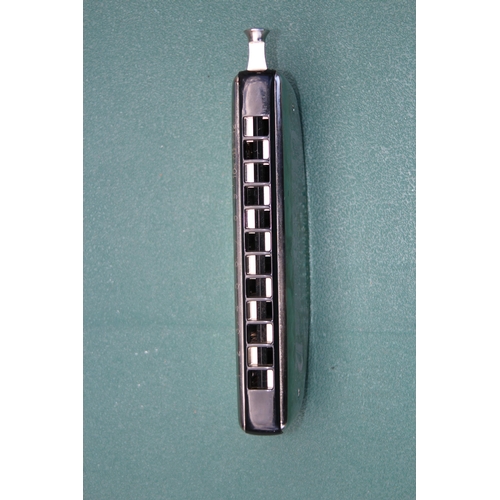 725 - QUANTITY OF MUSICAL INSTRUMENTS INCLUDING GUITAR, KEYBOARD AND HOHNER HARMONICA