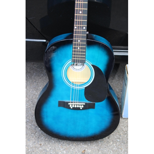 725 - QUANTITY OF MUSICAL INSTRUMENTS INCLUDING GUITAR, KEYBOARD AND HOHNER HARMONICA