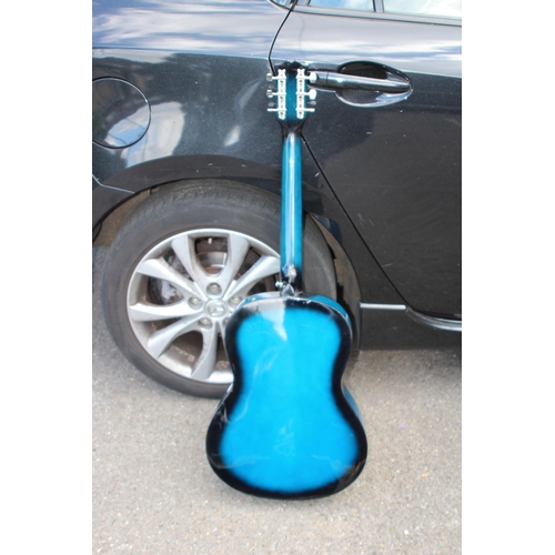 725 - QUANTITY OF MUSICAL INSTRUMENTS INCLUDING GUITAR, KEYBOARD AND HOHNER HARMONICA