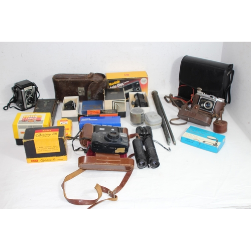 724 - QUANTITY OF CAMERAS ETC