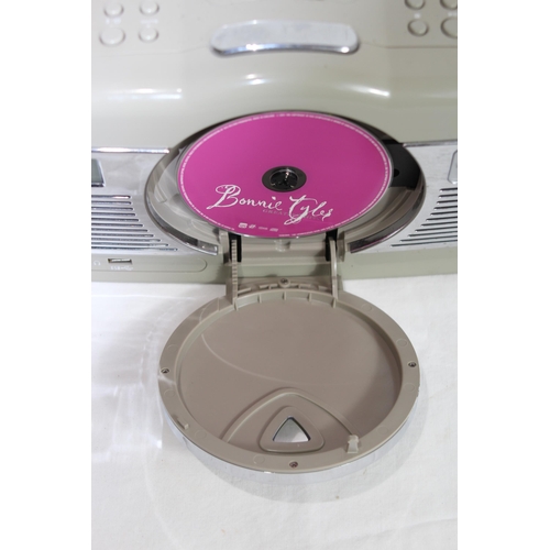 733 - RETRO PORTABLE CD/MP3 PLAYER