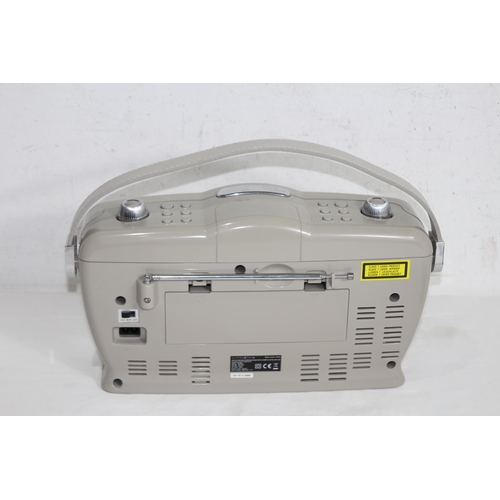 733 - RETRO PORTABLE CD/MP3 PLAYER