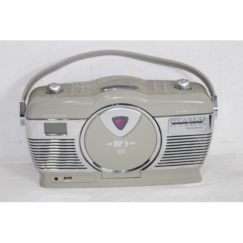 733 - RETRO PORTABLE CD/MP3 PLAYER