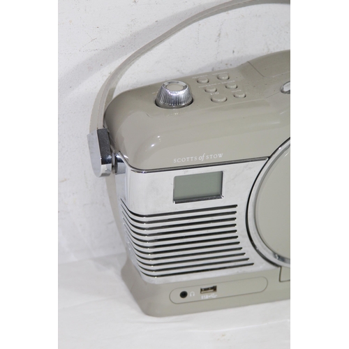 733 - RETRO PORTABLE CD/MP3 PLAYER