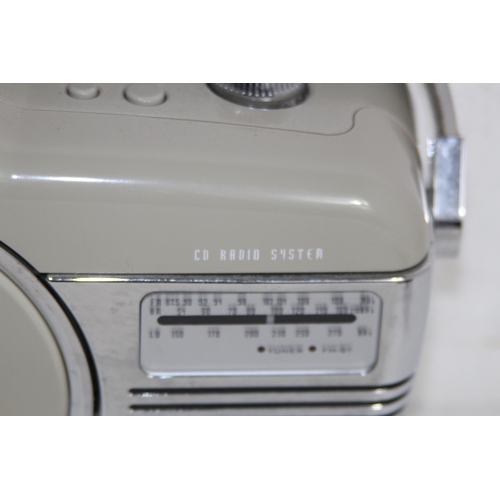 733 - RETRO PORTABLE CD/MP3 PLAYER