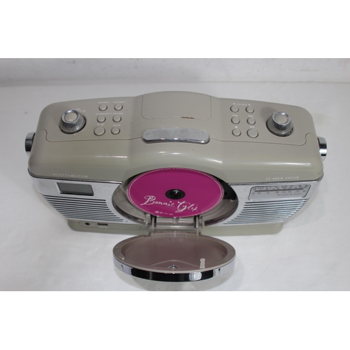 733 - RETRO PORTABLE CD/MP3 PLAYER
