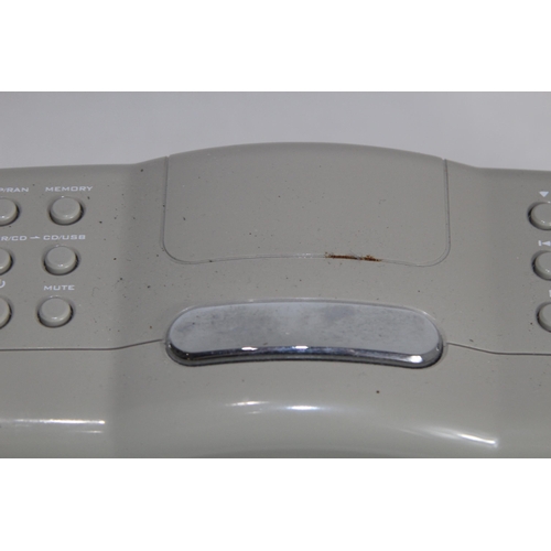 733 - RETRO PORTABLE CD/MP3 PLAYER