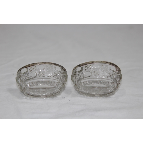 1026 - PAIR OF SILVER AND GLASS SALTS - BIRMINGHAM 1901 - T. BEARDSMORE