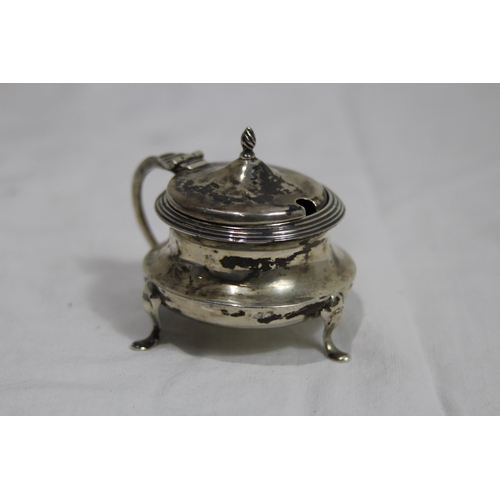 1028 - SILVER MUSTARD POT WITH LINER - 34G SILVER ONLY - BIRMINGHAM 1911 - MARTIN HALL AND CO