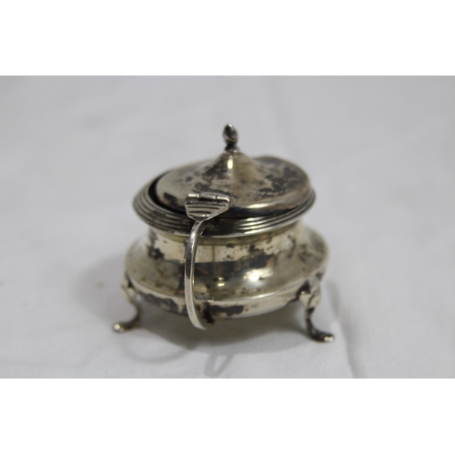 1028 - SILVER MUSTARD POT WITH LINER - 34G SILVER ONLY - BIRMINGHAM 1911 - MARTIN HALL AND CO