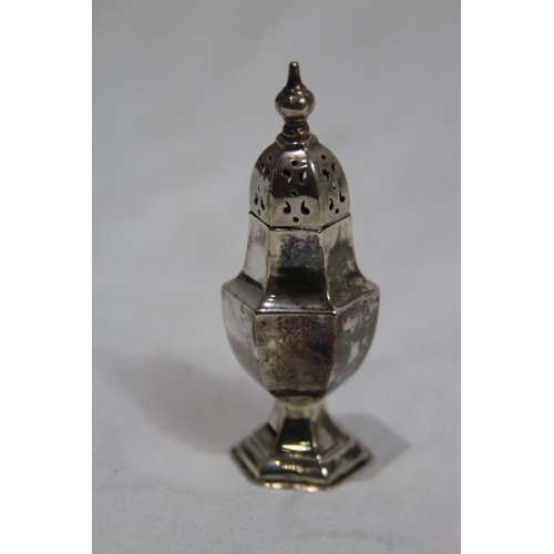 1029 - SILVER SALT AND PEPPER - 30G - BIRMINGHAM 1903 - WILLIAM DAVENPORT