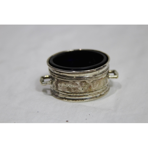 1030 - SILVER SALT WITH LINER - 27.5G SILVER ONLY - LONDON 1909 - EDWARD BARNARD
