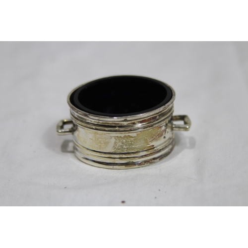 1030 - SILVER SALT WITH LINER - 27.5G SILVER ONLY - LONDON 1909 - EDWARD BARNARD