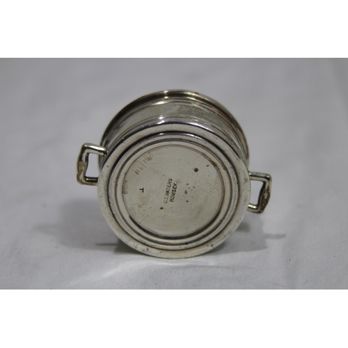 1030 - SILVER SALT WITH LINER - 27.5G SILVER ONLY - LONDON 1909 - EDWARD BARNARD