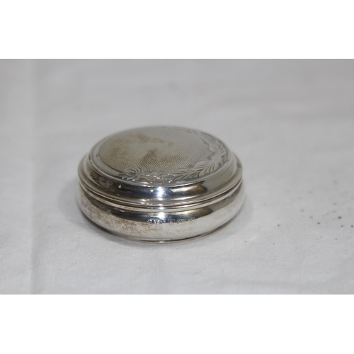 1034 - SILVER PILL BOX - 15G - BIRMINGHAM 1981 - BROADWAY AND CO