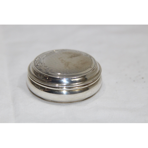 1034 - SILVER PILL BOX - 15G - BIRMINGHAM 1981 - BROADWAY AND CO