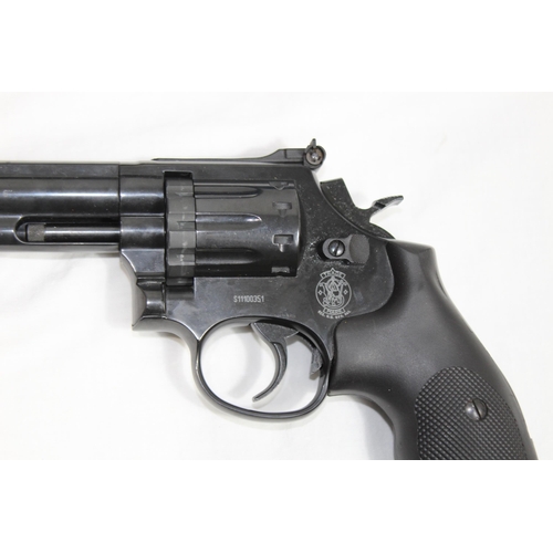 767 - SMITH AND WESTON CO2 POWERED 1.77 PELLET PISTOL