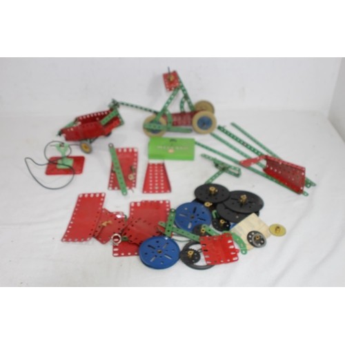 581 - QUANTITY OF VINTAGE MECCANO
