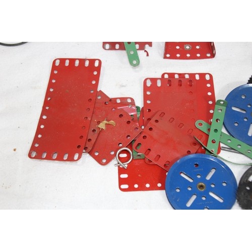 581 - QUANTITY OF VINTAGE MECCANO