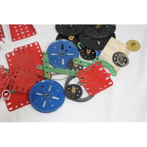 581 - QUANTITY OF VINTAGE MECCANO