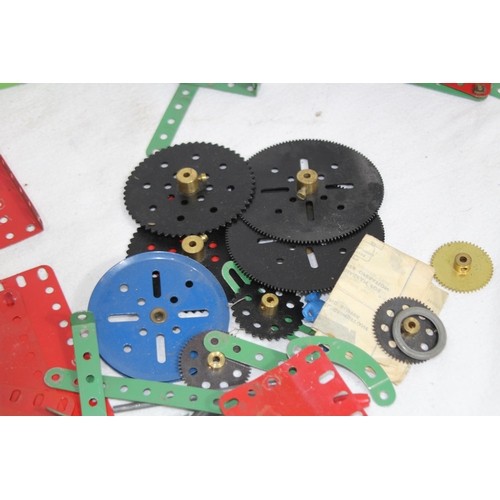 581 - QUANTITY OF VINTAGE MECCANO
