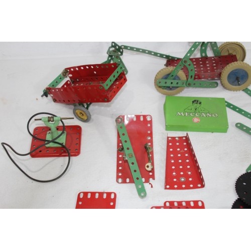 581 - QUANTITY OF VINTAGE MECCANO