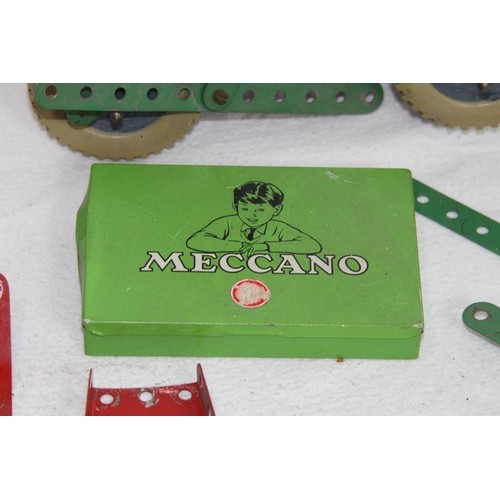 581 - QUANTITY OF VINTAGE MECCANO